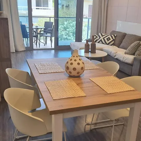 Cosy Near The Old Town And Harbour Апартаменты *